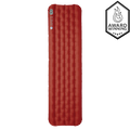 A red Big Agnes Rapide SL Insulated sleeping pad stands vertically on a white background, featuring a top-left integrated valve and small logo. A badge on the right displays "Award Winning" with a flame icon and five stars.